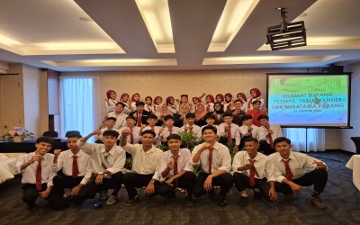Pembelajaran Berbasis Industri: Table Manner Murid Perhotelan SMKS Nusatama di Hotel Axana Padang